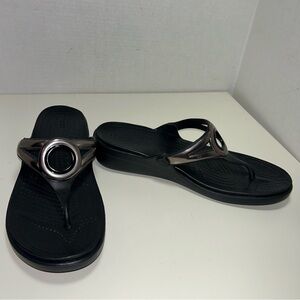 CROCS Dual Comfort Sanrah Beveled Circle Metallic Silver Thong Wedge Sandal